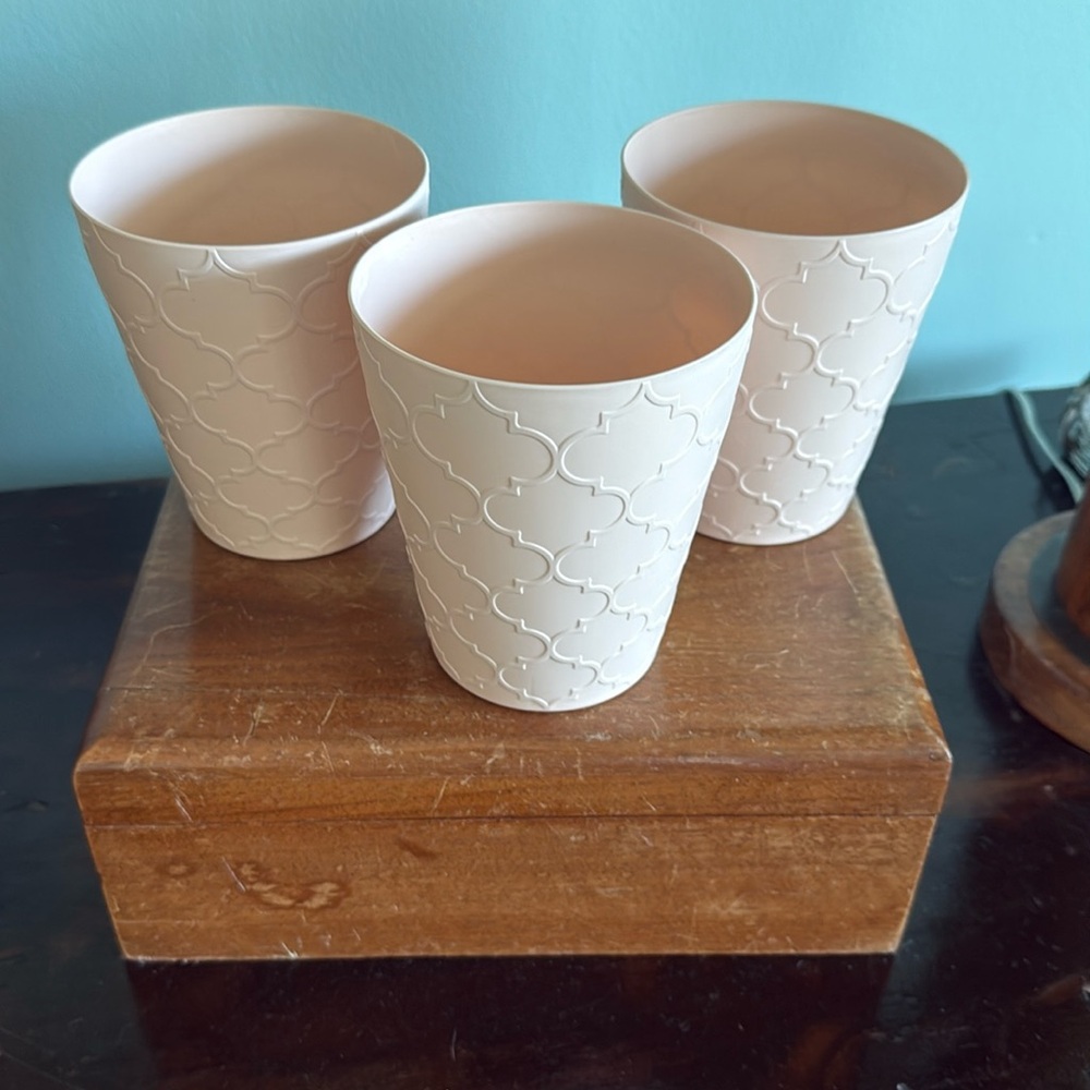 Set of 3 plastic plant pots all pink